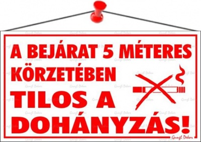Információs tábla, 22,5x12,5 cm, "A bejárat 5 méteres körzetében tilos a dohányzás!"